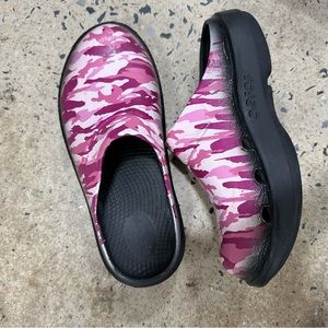 Pink camo oofos clogs